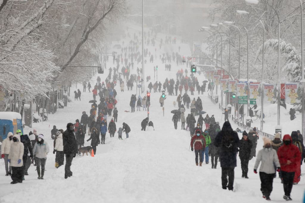 El fenómeno, nada habitual en la capital de España, trajo una estampa blanca de carreteras, autopistas y calles intransitables para los automóviles, pero tomadas por cientos de curiosos ansiosos de jugar y disfrutar con la nieve... pese a la pandemia de covid-19.