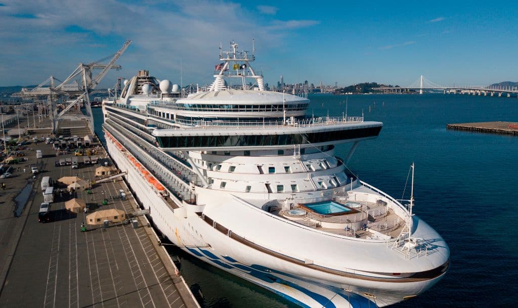 <b>9 DE MARZO.</b> El crucero Grand Princess llega a Oakland, California. Newsom dijo que se tomaron medidas agresivas para sacar a los pasajeros del barco sin poner en peligro la salud pública. La gente fue enviada a bases militares y posteriormente algunos pasajeros fueron repatriados.
<br>
