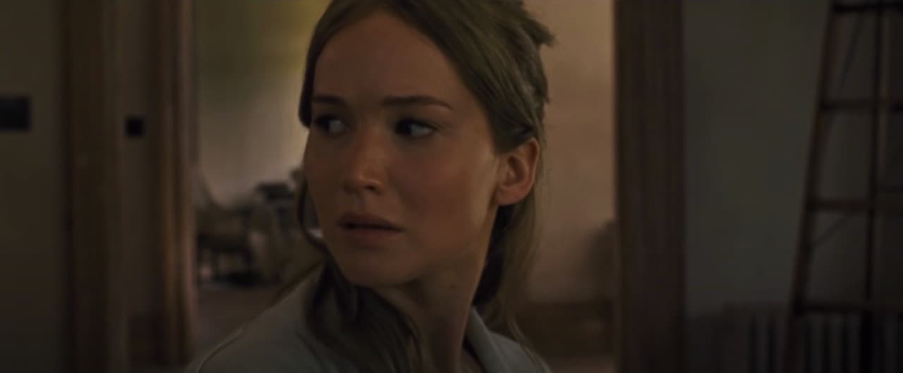 <b>‘Mother’</b>
<br>Es un ‘thriller’ psicológico protagonizado por 
<b>Jennifer Lawrence</b> y 
<b>Javier Bardem</b> en la que dan vida a una pareja, cuya vida es perturbada con la llegada de dos huéspedes que inician una serie de eventos caóticos.