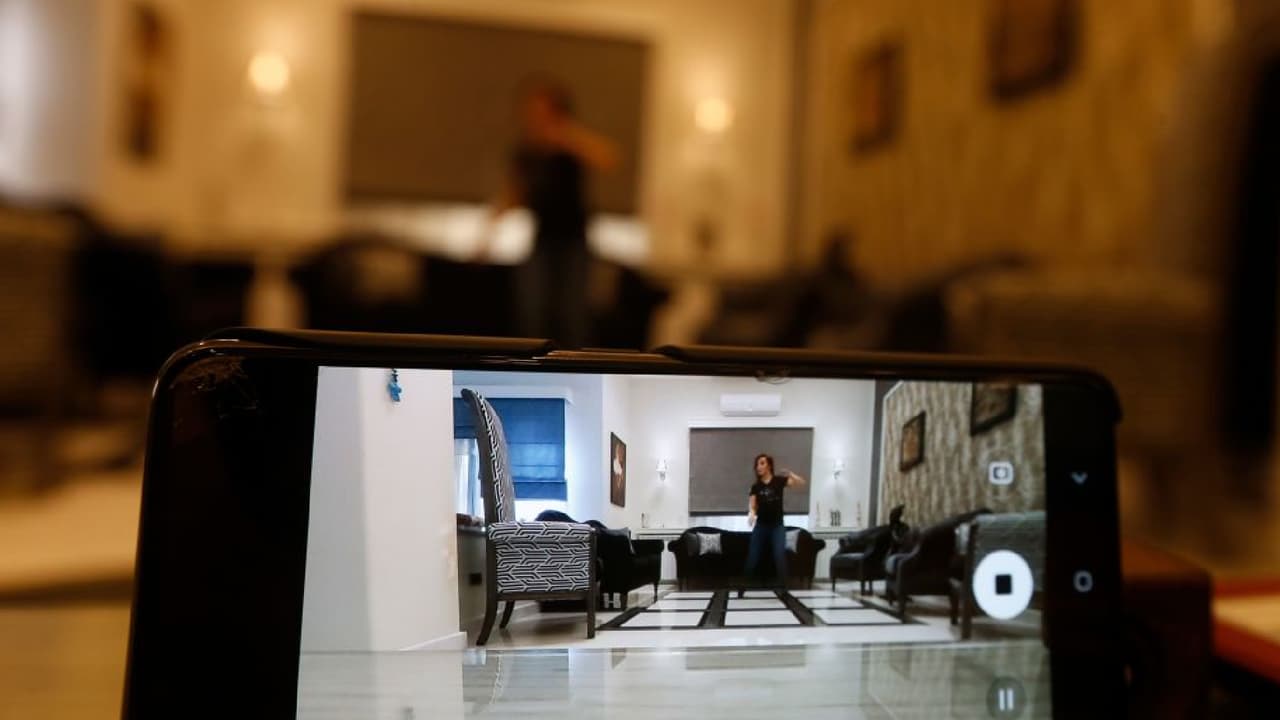 Creadores de contenido en Minnesota no podrán incluir en videos a sus hijos menores de 13 años
