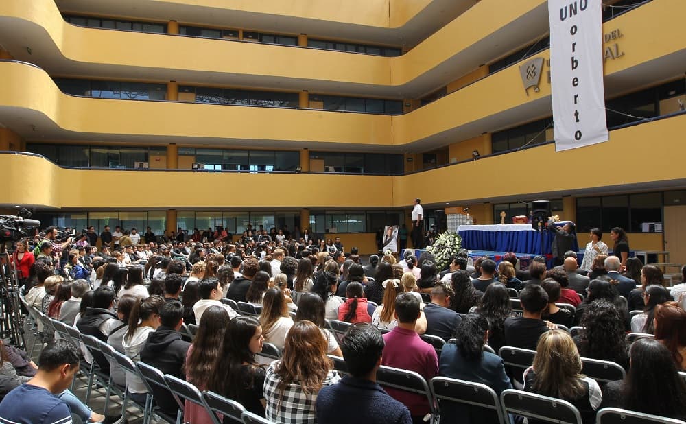 <b>¿Qué falló? </b>Tras la misa, el rector de la Universidad del Pedregal, Armando Martínez, extendió "un reclamo en el tema de protocolos de seguridad", los cuales dijo, no fueron suficientes para lograr evitar la muerte del joven. El directivo denunció "una lentitud tremenda" desde que se realizó la llamada al 911 hasta que las autoridades decidieron tomar acción al respecto. Martínez pidió al presidente de México, Andrés Manuel López Obrador que se mejoren estos protocolos.
<br>
<br>