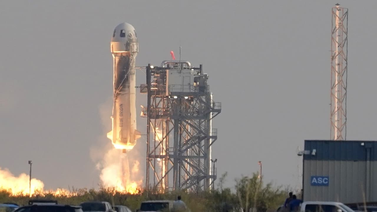 <b>En video: 11 minutos para ir y volver del borde del espacio: el pionero viaje de Bezos y otros tres tripulantes</b>
<br>
<br>El multimillonario logró realizar con éxito el primer viaje tripulado al espacio de su empresa Blue Origin, en el que viajó acompañado de su hermano y otros dos tripulantes que hicieron historia por ser el más joven y la más mayor a alcanzar el borde del espacio.