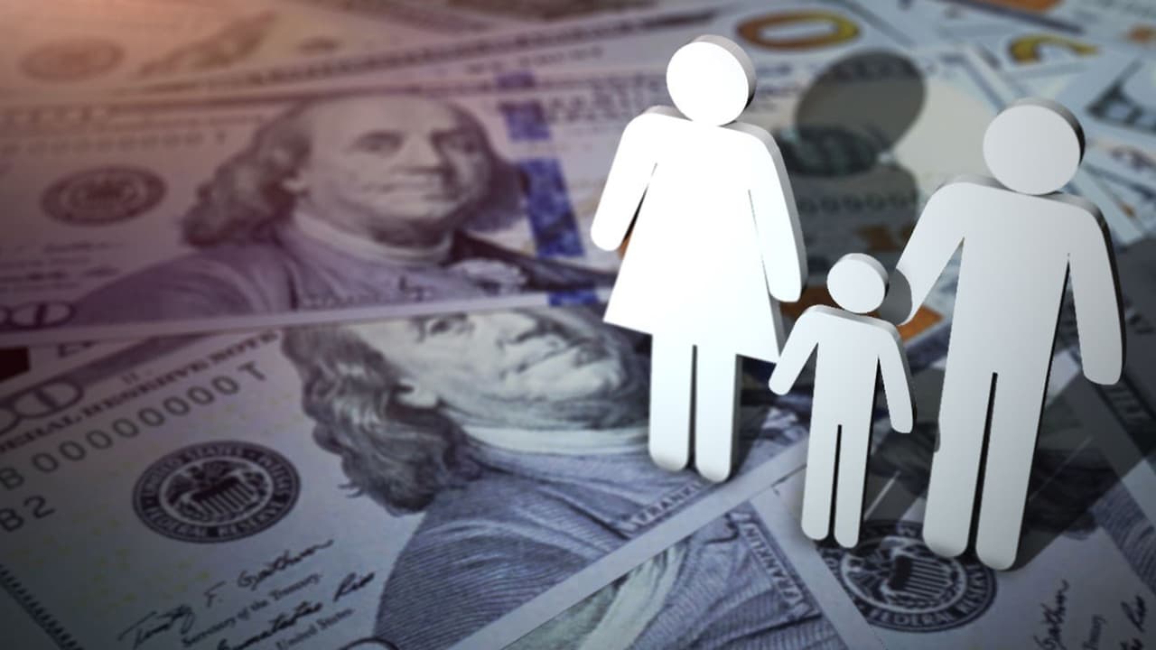 <b>Crédito Tributario por Hijos</b>
<br>Hasta 2021 (que se declaró en 2021) los contribuyentes podrían recibir hasta $3,600 por hijo de 17 años o menos. 
<br>Sin embargo, este año este crédito solamente dará $2,000 por hijo de 16 años o menos a los contribuyentes elegibles.