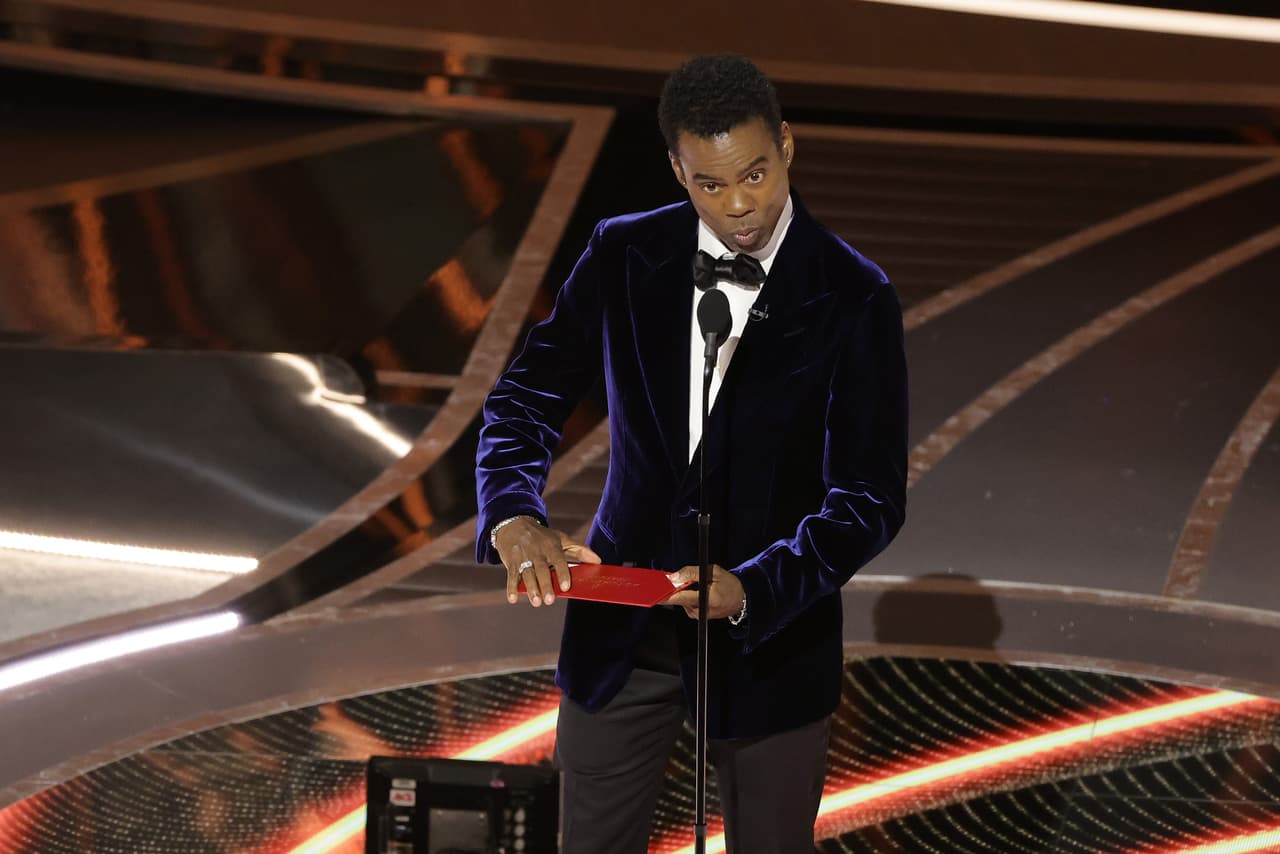 El comediante continuó con la presentación del premio.