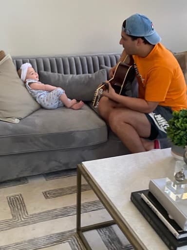 Por su parte, 
<b>Julio Ramírez</b>, alegra los días de su hijita Alessa serenándola con su guitarra. ¡Que ternurita!