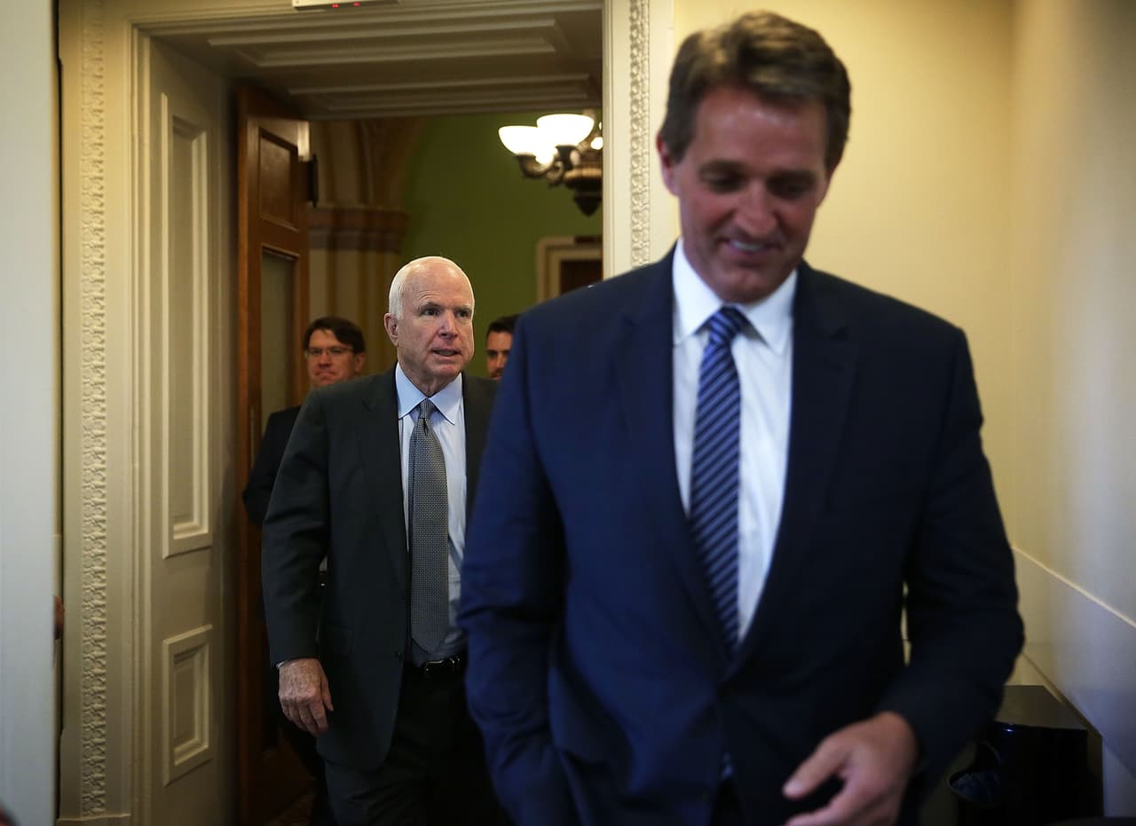 Los senadores por Arizona John McCain y Jeff Flake, han trabajado juntos en Washington por años, pero hoy tienen visiones distintas en cuanto al apoyo al nominado de su partido, Donald Trump.