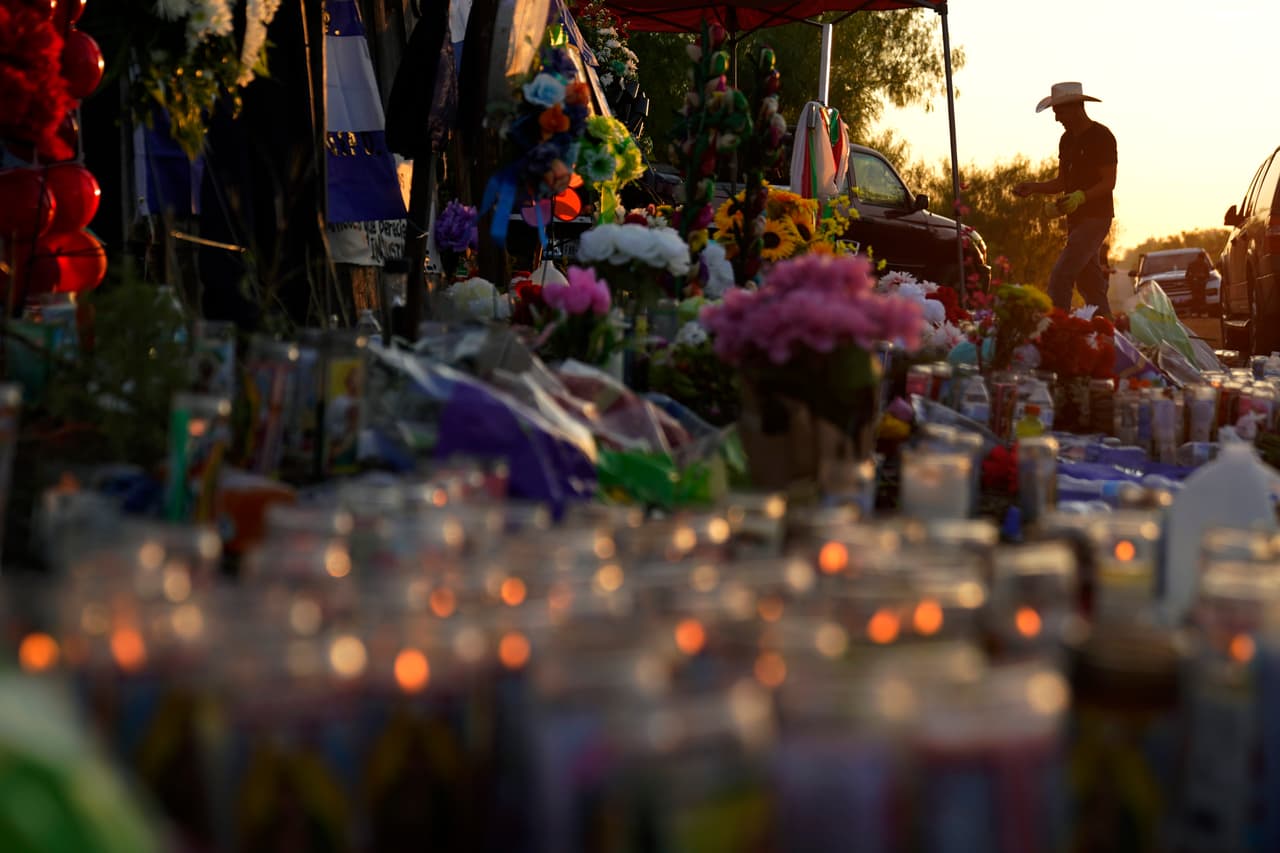 Un agente policial dijo que muchas de las personas encontradas dentro del vehículo parecían haber sido rociadas con 
<a href="https://www.univision.com/local/san-antonio-kwex/policia-dice-inmigrantes-muertos-dentro-camion-san-antonio-untados-condimento-carne">condimento para bistec</a> y así tratar de disimular su olor corporal ante perros adiestrados.