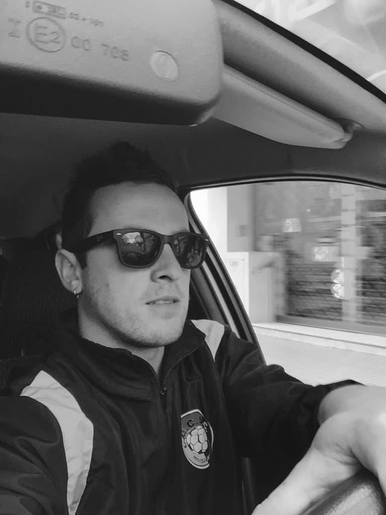 A sus 36 años, Martín se dedica a dos aficiones: además de cantar, juega fútbol.
