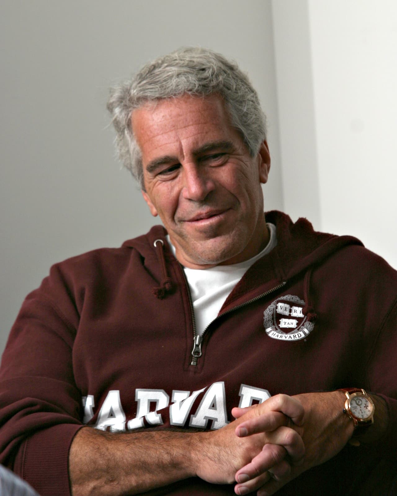 "Las otras chicas parecían ser 
<b><a href="https://www.univision.com/noticias/criminalidad/que-pasa-ahora-con-el-caso-de-jeffrey-epstein-el-amigo-de-poderosos-acusado-de-trafico-sexual-muerto-en-prision" target="_blank">menores de 18 años</a> </b>y realmente no hablaban inglés. Epstein se rió por el hecho de que realmente no podían comunicarse, diciendo que son las chicas 'más fáciles' para quedar bien con ellas", relató la mujer.