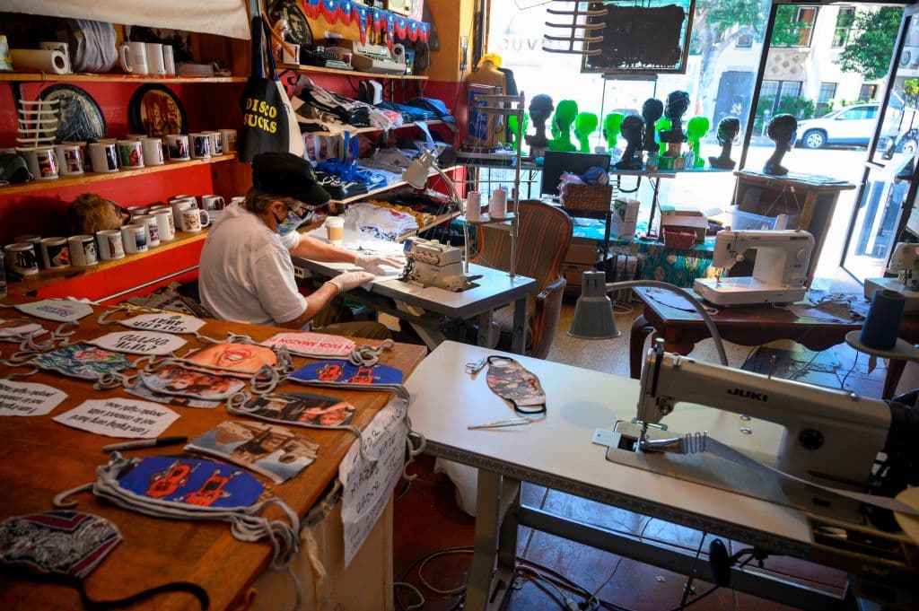 También realiza trabajos personalizados que pueden costar desde 12 dólares para pedidos de 24 piezas en diferentes tamaños. Wyatt produce tapabocas de un solo color, pero también con serigrafía, que son de las más llamativas. Médicos de la UC Davis han advertido que las diferentes mascarillas y tapabocas de tela que se han vuelto comunes durante la pandemia de coronavirus podrían presentar riesgos para los niños, inclusive la muerte para los más pequeños.