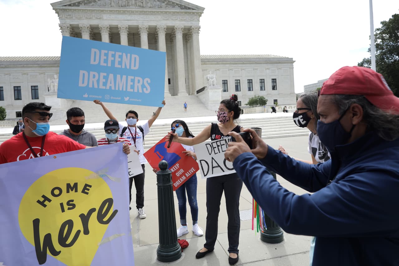 "No tengan miedo, estamos en las cortes": Garcetti envía mensaje a beneficiarios de DACA