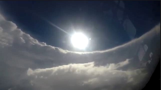 El ojo del huracán Dorian se ve en esta imagen tomada de una filmación de Hurricane Hunter en Las Bahamas, el 2 de septiembre de 2019. El ciclón se debilitó a huracán de categoría 3 en la madrugada del martes y ahora se espera que siga su avance hacia Florida, aunque los pronósticos indican que no tocará tierra en sus costas.