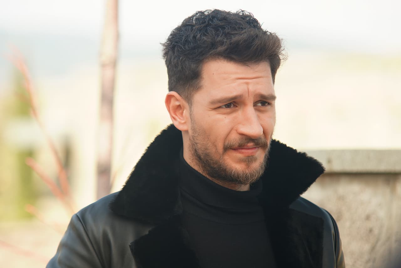 Como Gediz, el actor interpreta a un adinerado empresario que maneja el legado de su familia y que también es socio de Sancar en los negocios.