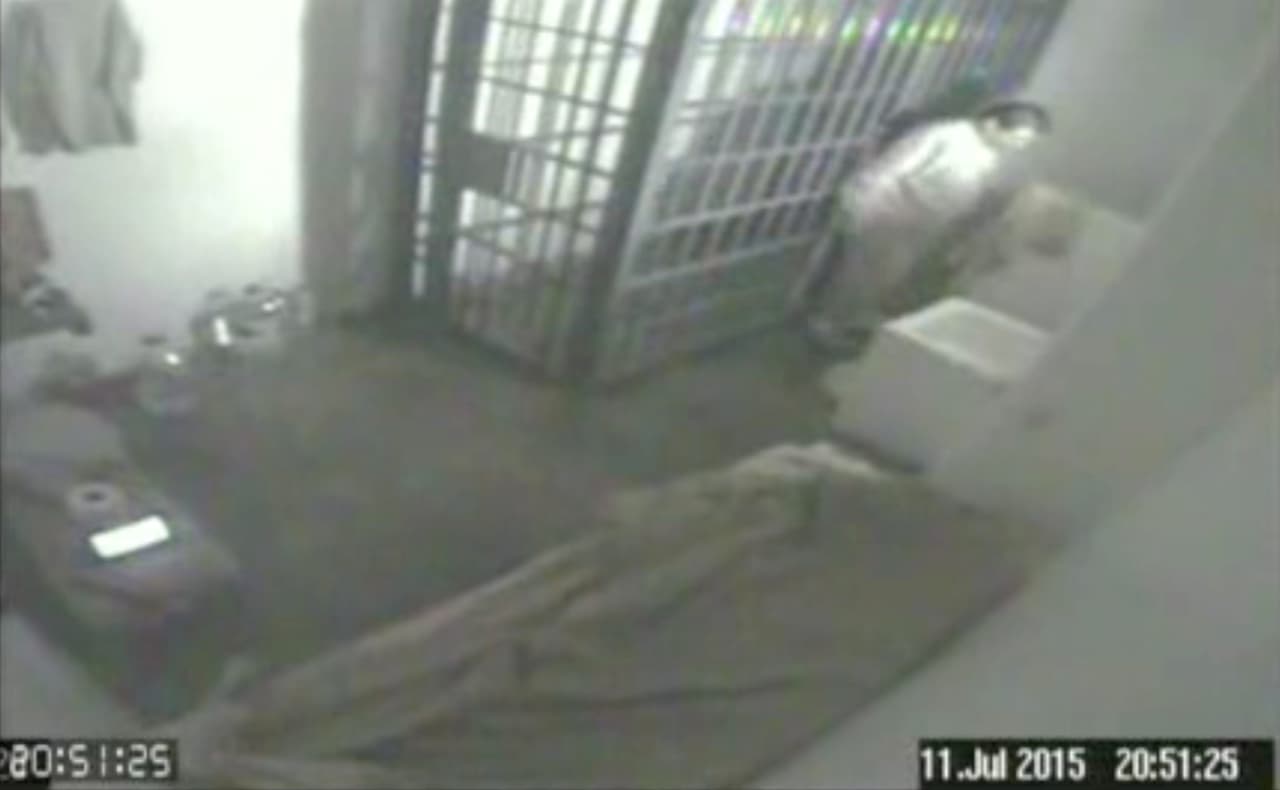 <b>Segundo escape en 2015.</b> Guzmán logró escapar otra vez de una prisión de máxima seguridad, 
<a href="https://www.univision.com/noticias/noticias-de-mexico/el-chapo-guzman-se-fuga-de-el-altiplano">ahora por un túnel de más de una milla de largo que terminaba en el baño de su celda</a>. La imagen es una captura de pantalla de un video de seguridad tomada momentos antes de salir por el piso de la ducha de la prisión del Altiplano, en Almoloya de Juárez.