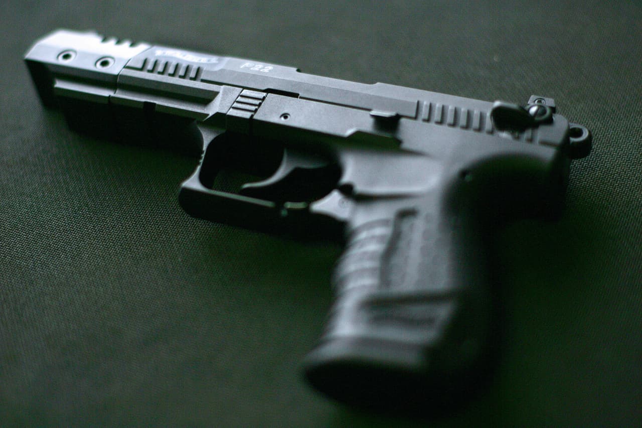 Aunque la ley federal prohíbe a los comerciantes con licencia vender armas largas a personas menores de 18 años, no existe una regulación federal sobre la venta de armas largas por comerciantes sin licencia a menores.