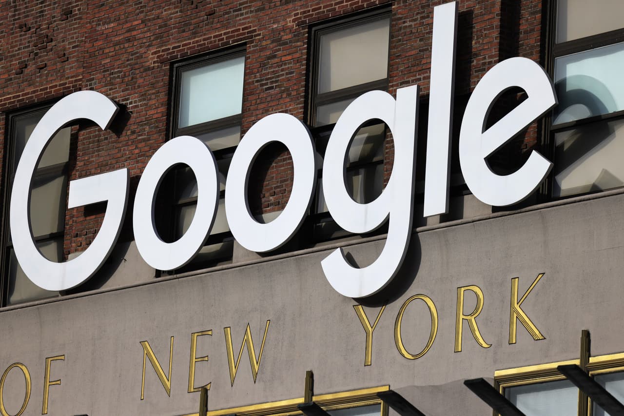 <b>Puesto 3. Google</b>
<br>
<br>Valor de la marca en 2021: 191,200 millones de dólares.
<br>
<br>Cambio en el valor de la marca de 2020 a 2021: +1.4% (+2,700 millones de dólares).
<br>
<br>Sector: tecnología.
<br>
<br>País: Estados Unidos.
<br>
<br>Google es el motor de búsqueda líder en internet, y con una participación de mercado del 86% en todo el mundo es una de las marcas más valiosas.
<br>
<br>Sin embargo, su modelo se basa en la publicidad y como muchas empresas han gastado mucho menos en promoción durante la pandemia, la marca registró la primera disminución de ingresos desde su creación.
<br>