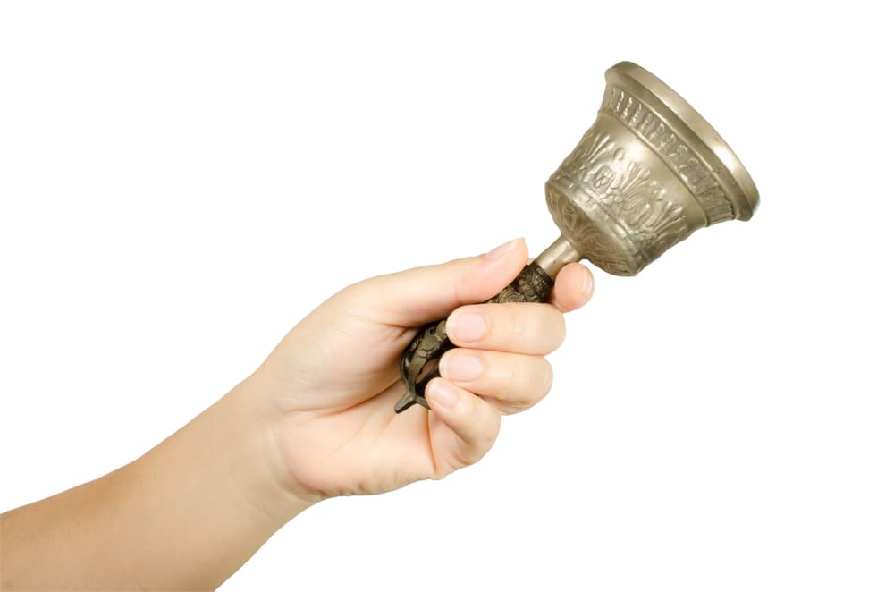 En este ritual de protección y limpia, el Niño Prodigio te recomienda usar un instrumento musical como una campana, una pandereta, una tambora, algo que puedas cargar y que pasees por toda la casa.