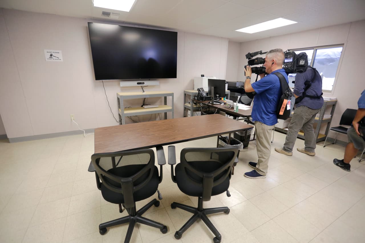 Uno de los espacios dentro de la instalación para atender a los solicitantes de asilo en Laredo. Los migrantes son atendidos por funcionarios dentro de la corte temporal y jueces que están en otras ciudades y se comunican con los solicitantes por videoconferencia.