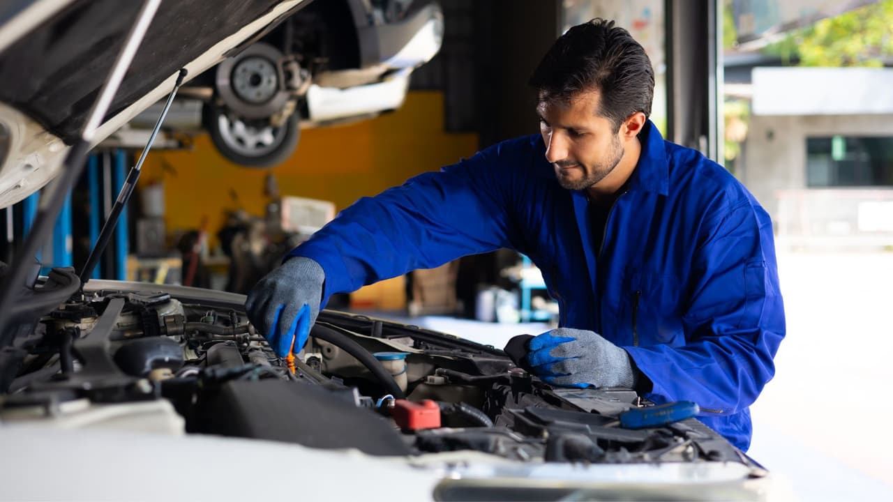 <h3 class="cms-H3-H3">No solo trabajan, también crean empleos </h3>
<br>
<b>💡 496,700 emprendedores inmigrantes han establecido negocios en Texas</b>, generando $15.3 mil millones en ingresos. 
<br>🏢 22 de las empresas en la lista de 
<a href="https://fortune.com/" target="_blank">la revista Fortune</a> 
<b>fueron fundadas por inmigrantes o sus hijos. </b>
<br>
<b>📌 Los inmigrantes representan el 32.2% de todos los emprendedores en el estado</b>.