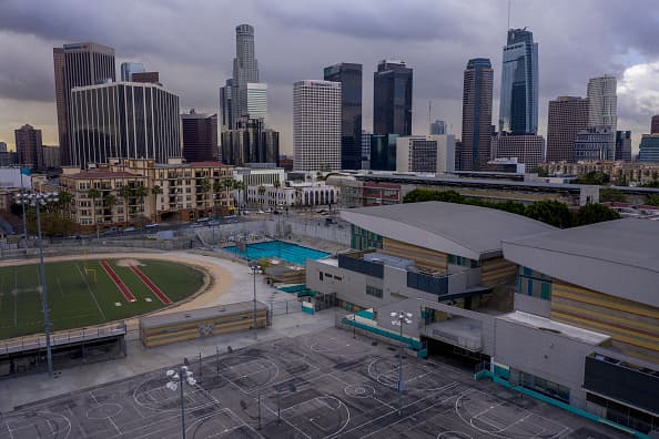 Esta es otra imagen de las instalaciones del complejo educativo Miguel Contreras cuyos estudiantes junto con casa 6,000,000 otros millones de alumnos, ahora están en sus casas, aprendiendo a través de un nuevo 
<a href="https://www.univision.com/local/los-angeles-kmex/preocupacion-entre-la-comunidad-educativa-por-la-posible-extension-del-cierre-de-las-escuelas-publicas-de-lausd-video">sistema educativo virtual</a>.