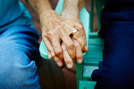 La mujer se aprovecha de las personas mayores usando diferentes artimañas, pretende tener una necesidad inmediata. La mayoría de las víctimas creen que están haciendo lo correcto al ayudar a alguien que lo necesita, indica el comunicado de la policía.