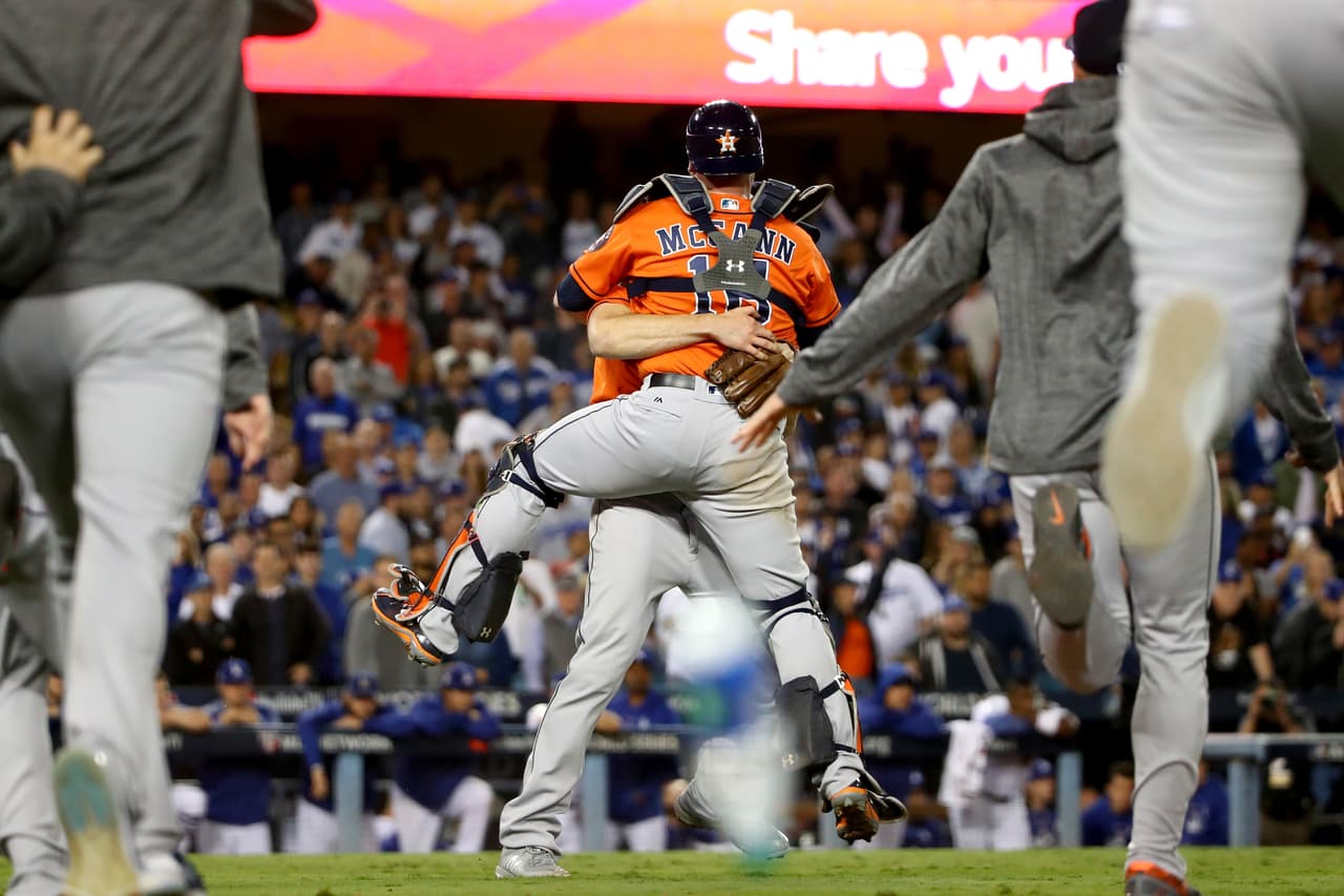 El out 27 cayó y Houston se coronó en patio ajeno y consiguió su primer título de Serie Mundial en todo su historia. Un momento emocionante y para el recuerdo.
