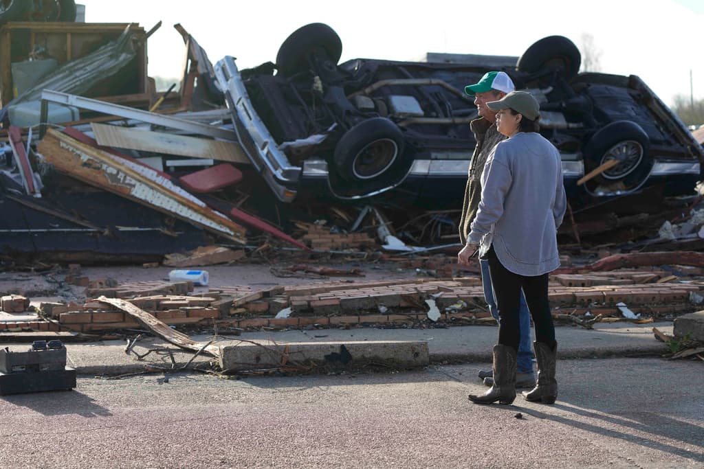 El gobernador de Mississippi, Tate Reeves, tuiteó el sábado que se dirigía a la ciudad y describió lo sucedido como “una tragedia”. Más temprano, pidió la "protección de Dios" mientras las ambulancias llegaban al área y los equipos de búsqueda y rescate comenzaban a examinar los escombros.