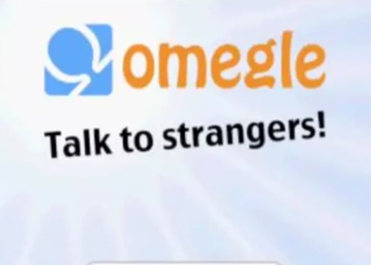 Omegle es una aplicación para adultos que buscan un chat sexual. El objetivo de la herramienta virtual es precisamente emparejarse con extraños y no requiere de un registro previo. 
<b>"Debido a que los chats son anónimos, a menudo son mucho más explícitos que aquellos con usuarios identificables"</b> advierten desde la Oficina del Alguacil del condado de Fresno..