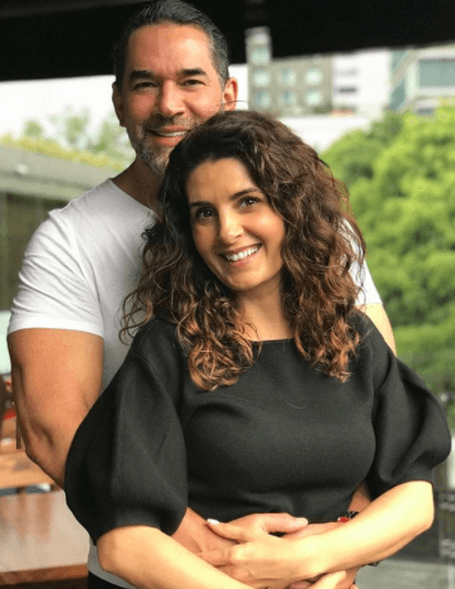Aunque Eduardo no es muy expresivo en redes sociales, Mayrín aprovecha cada ocasión para mostrar su cariño con románticos mensajes.