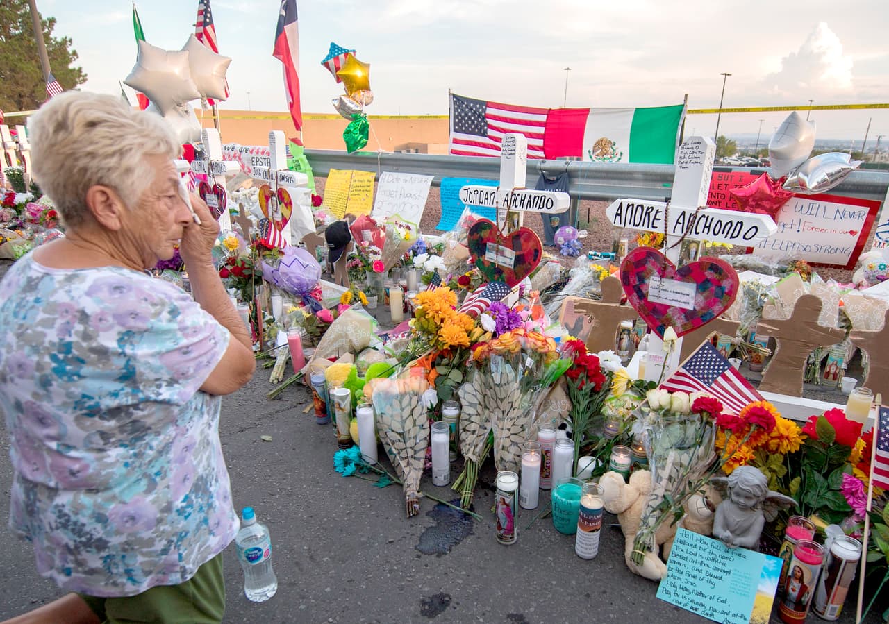 Las cruces en honor a Andre y Jordan Achondo. La pareja, de 24 y 23 años de edad, murió protegiendo con su cuerpo a su bebé de dos meses. Habían ido a Walmart a hacer una compra de rutina de útiles escolares para sus hijos. Las edades de las 22 víctimas oscilaban entre los 15 y los 90 años, y 
<a href="https://www.univision.com/noticias/criminalidad/el-acusado-del-tiroteo-de-el-paso-confeso-que-su-objetivo-eran-los-mexicanos">entre ellas había estadounidenses y mexicanos</a>.