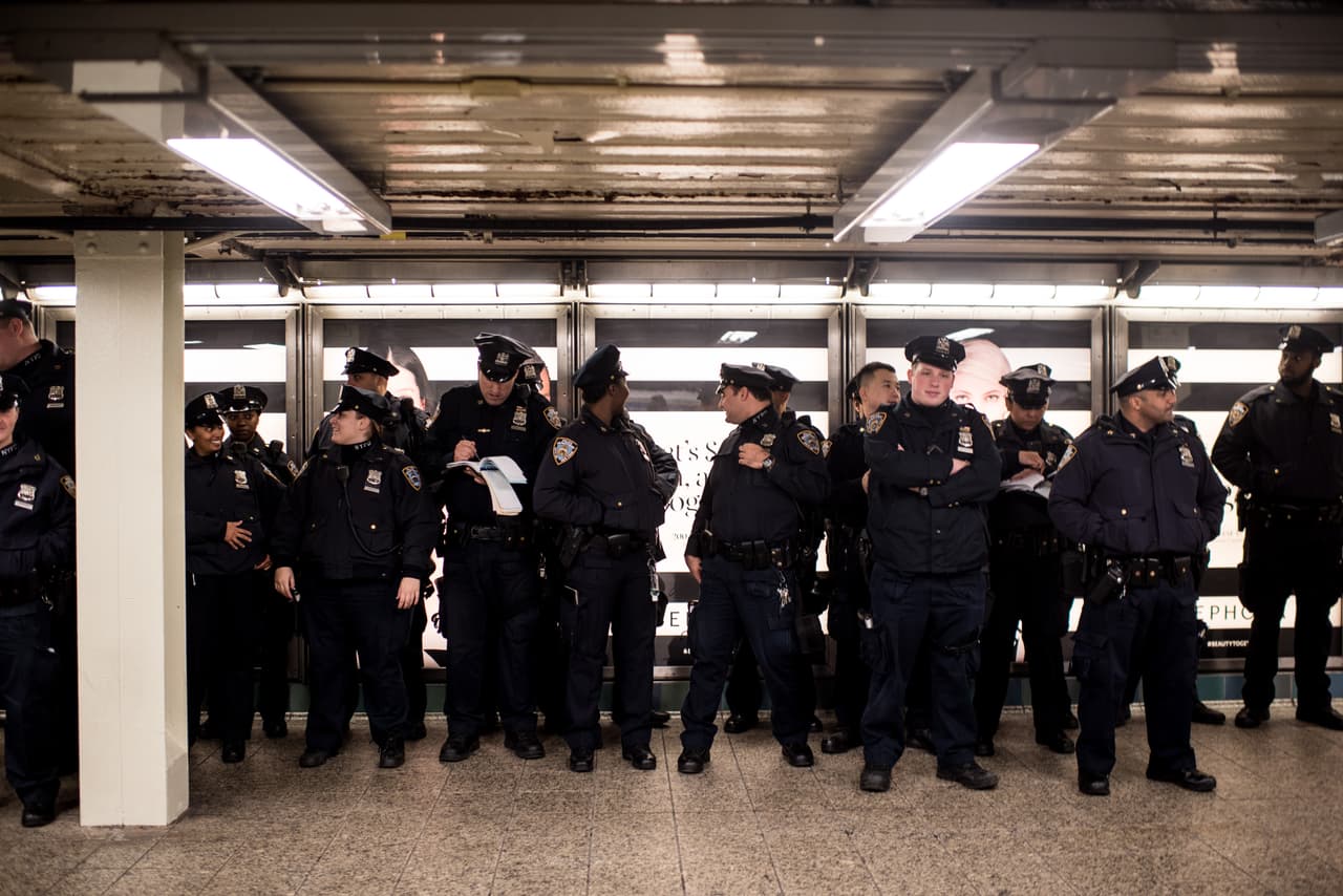 Debido al incremento de la criminalidad en el metro, ahora cada tren será vigilado por un oficial del departamento.