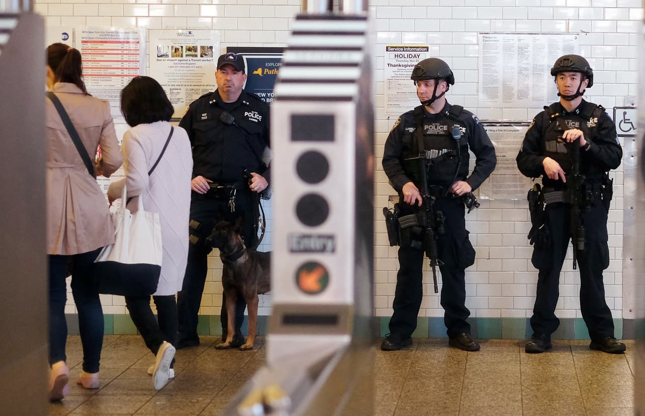 Debido al incremento de la criminalidad en el metro, ahora cada tren será vigilado por un oficial del departamento.