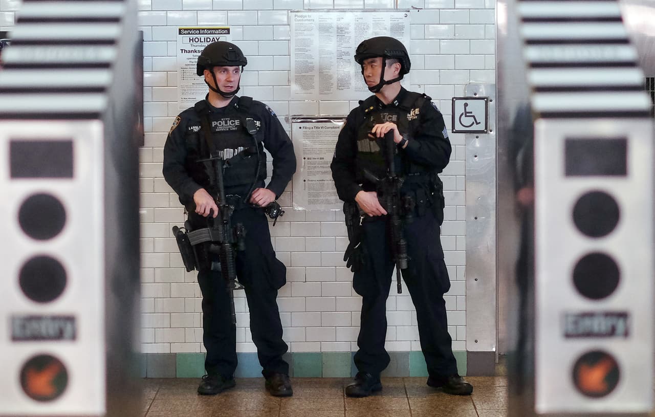 Debido al incremento de la criminalidad en el metro, ahora cada tren será vigilado por un oficial del departamento.