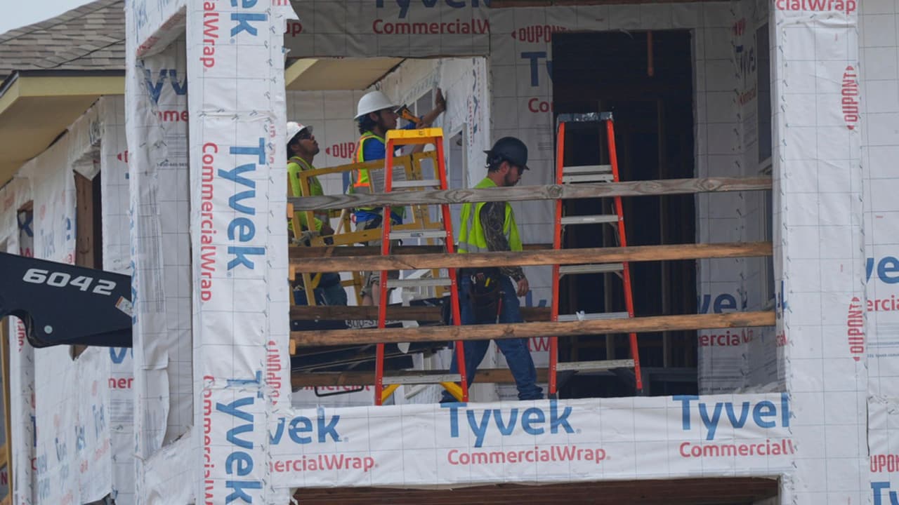 Redadas de ICE agravan escasez de trabajadores y obligan a contratistas en Florida a tomar riesgos
