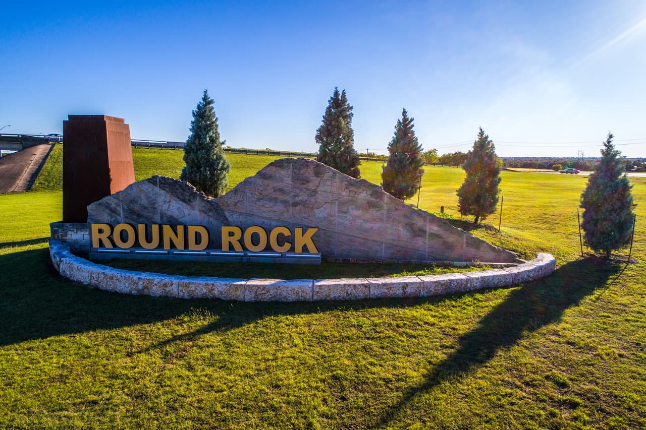 <b>Puesto 8. Round Rock, Texas</b>
<br>
<br>Aumento en el valor promedio de la vivienda en el último año: +34.7% (+107,3363 dólares).
<br>
<br>Valor promedio de la vivienda en mayo de 2021: 416,663 dólares.
<br>
<br>Variación de la población en un año: 3.6% (+4,277 habitantes).
<br>
<br>Población: 124,434 habitantes.
<br>
<br>Aumento del ingreso familiar promedio: +2.5% (+2,039 dólares).
<br>
<br>Ingreso familiar promedio: 82,676 dólares.
<br>