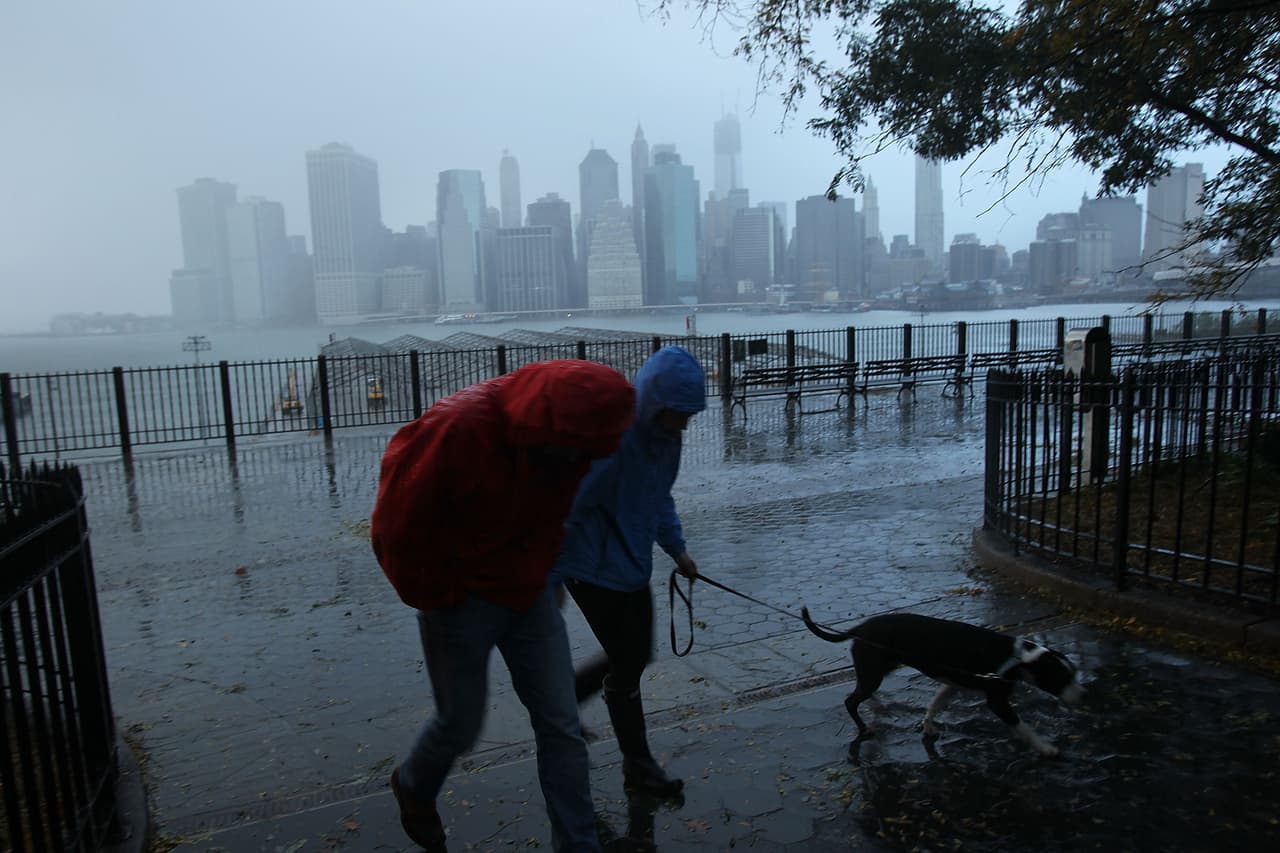 Mantente alejado de cualquier edificio si estás rodeado de aguas de inundación.
<br>