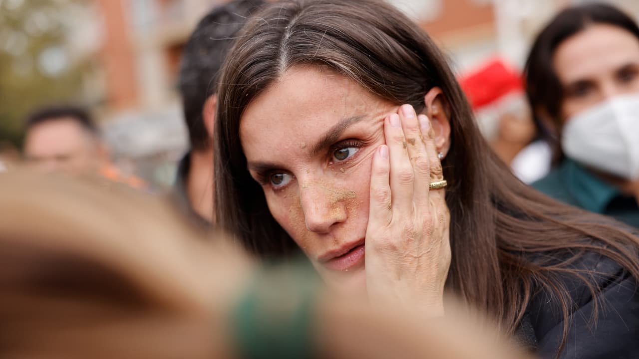 A la reina Letizia le arrojaron barro que le cayó en la cara en su visita a una de las zonas afectadas por las mortales inundaciones en Valencia, España.