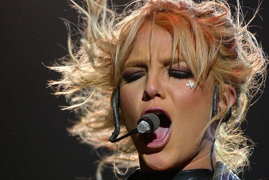 Una 
<a href="https://www.univision.com/local/los-angeles-kmex/jueza-suspende-a-jamie-spears-britney-spears-tutor-bienes-tutela-13-anos-conservatorship">jueza del tribunal de Los Ángeles suspendió el 29 de septiembre la tutela</a> que el padre de la cantante 
<a href="https://www.univision.com/temas/britney-spears"><b>Britney Spears</b></a> tuvo sobre las decisiones personales y financieras de su hija por casi 14 años.
