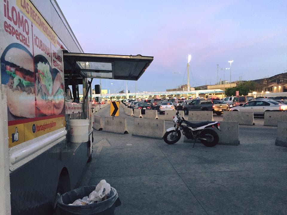 Una lonchera vende comida frente a las filas de coches que se dirigen a California.