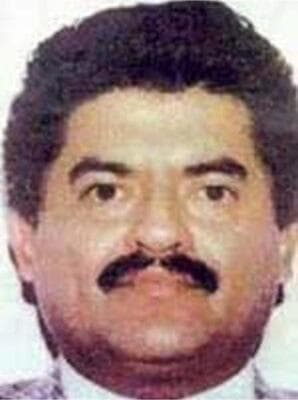 <h3 class="cms-H3-H3">Juan José Esparragoza Moreno</h3>
<br>
<h3 class="cms-H3-H3">($5 millones)</h3>
<br>
<br>Mejor conocido como 'El Azul', 
<b>la agencia considera a este narcotraficante mexicano como uno de los líderes del <a href="https://www.univision.com/temas/cartel-de-sinaloa">Cártel de Sinaloa</a></b>, a pesar de los rumores -nunca comprobados- de que falleció en 2014. 
<br>
<br>El FBI considera a Esparragoza como responsable de la importación de 
<b>más de 14 toneladas de marihuana a Estados Unidos. </b>