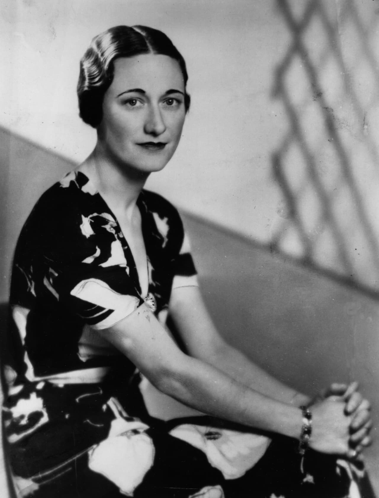 "No puedo cumplir con mis deberes como Rey sin la ayuda y el apoyo de la mujer a la que amo”, con estas palabras abdicó a su cargo como rey de Inglaterra Eduardo VIII quien se enamoró de la actriz millonaria estadounidense Wallis Simpson. El 3 de junio de 1937 se casaron a pesar del reproche del pueblo británico.