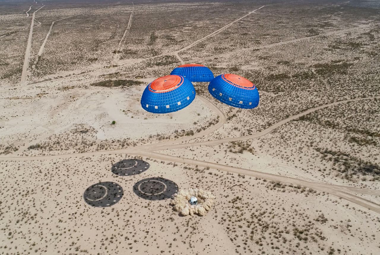 Mientras que el New Shepard usa paracaídas para regresar a la Tierra.