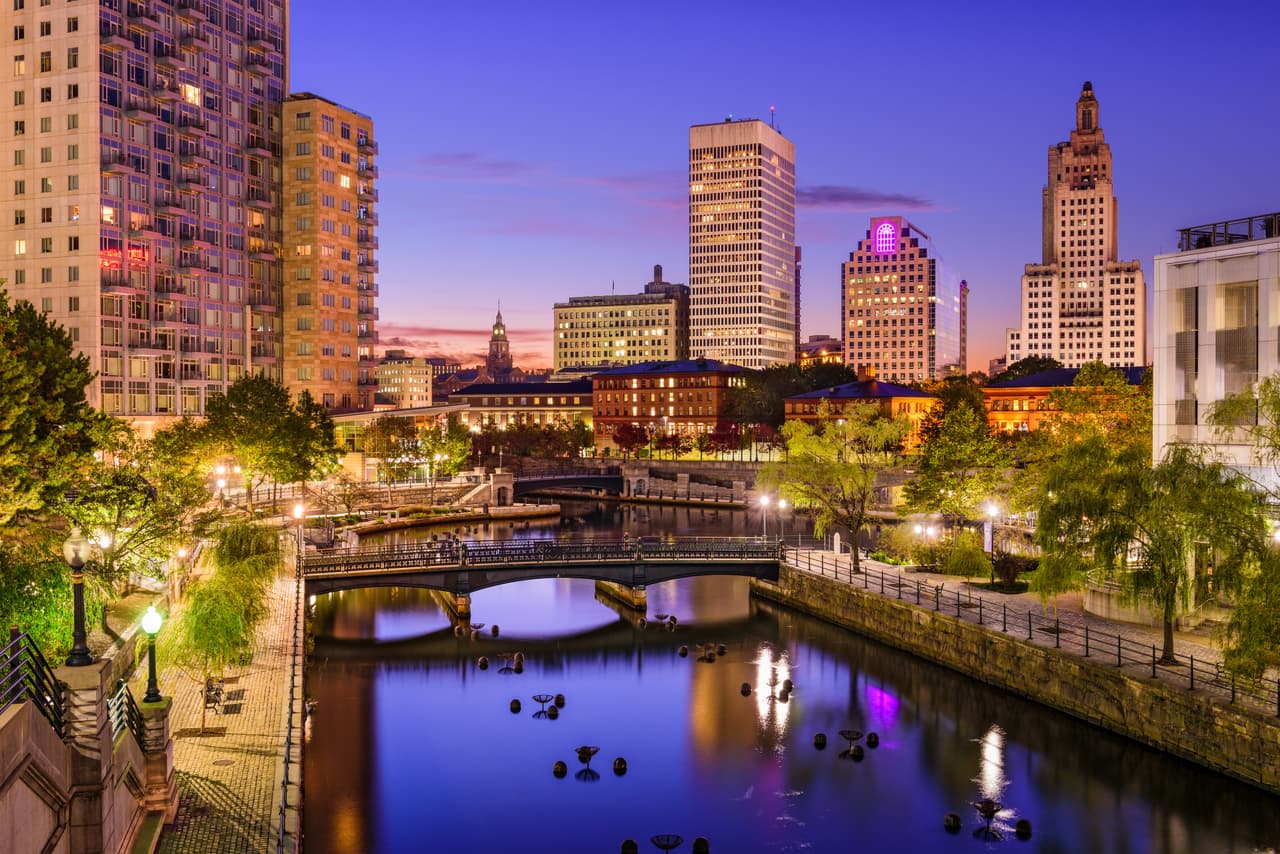 <h3 class="cms-H3-H3">20. Providence-Warwick, Rhode Island-Massachusetts</h3>
<br>
<br>➡️ 
<b>Precio promedio, mayo 2022:</b> $467,000
<br>
<br>➡️ 
<b>Aumento en el precio promedio, de mayo de 2021 a mayo de 2022: </b>+16.9%
<br>
<br>➡️ 
<b>Promedio de días que dura una casa en el mercado: </b>22
<br>