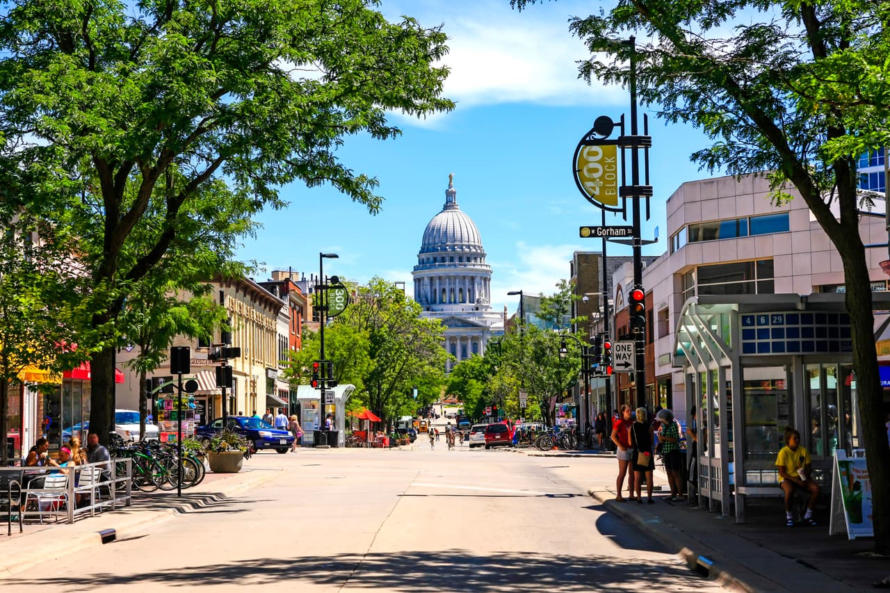 <b>Puesto 7. Madison, Wisconsin.</b>
<br>
<br>Precio promedio de una residencia unifamiliar: 300,000 dólares.
<br>Renta mensual: 2,100 dólares.
<br>Cuota inicial del 20% para hipoteca: 60,000 dólares.
<br>Pago mensual de la hipoteca (luego del 20% de inicial): 1,602 dólares. 
<br>Diferencia entre alquiler e hipoteca mensual: 498 dólares.
<br>Ahorro al comprar en lugar de alquilar: 5,976 dólares al año.