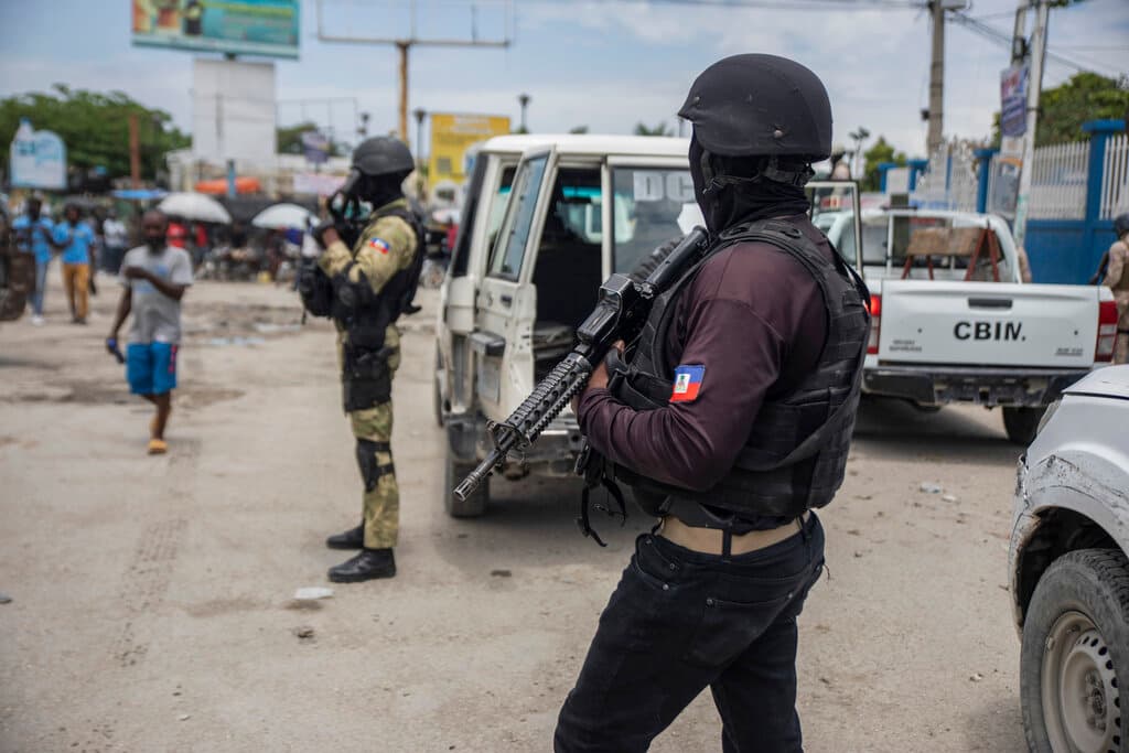 Agentes de policía patrullan una calle durante una operación antipandillas en Croix-des-Missions, al norte de Puerto Príncipe, Haití, el jueves 28 de abril de 2022.