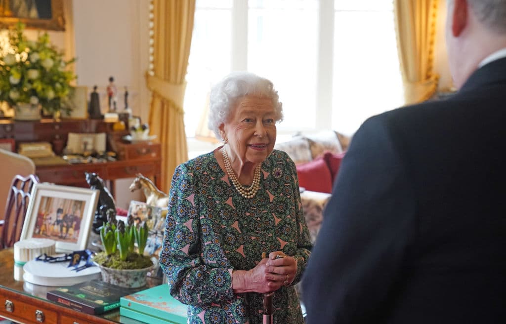 <b>Da postivo al covid-19.</b> El 20 de febrero de 2022 se reportó que había dado positivo por covid-19 tras haber retomado las audiencias públicas en Windsor. Buckingham informó que padecía “síntomas leves de resfriado”. Más tarde se la oyó comentando: "Lo deja a uno muy cansado y agotado, ¿cierto?".