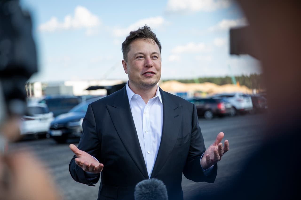 <b>Elon Musk</b>
<br>
<a href="https://www.univision.com/local/austin-kakw/por-que-elon-musk-anuncio-traslado-sede-tesla-california-texas-fotos">El dueño de la compañía Tesla, anunció que cambiaría su residencia de Los Ángeles</a>, California (donde vivió por más de 20 años) por Austin, la capital de Texas. 
<br>
<br>Tras meses de rumores, Musk confirmó su mudanza durante un encuentro organizado por 
<i>The Wall Street Journal</i>. La decisión lo convierte en el primer empresario tecnológico de alto nivel que deja Silicon Valley por el estado de la Estrella Solitaria desde el inicio de la pandemia del coronavirus. 
<br>
<br>Musk había expresado su descontento con la gestión de la pandemia de las autoridades californianas, a quienes incluso desafió al convertirse en uno de los últimos empresario en cerrar sus plantas pese a las recomendaciones sanitarias y en uno de los primeros en reabrirlas pese a las advertencias de los expertos médicos.