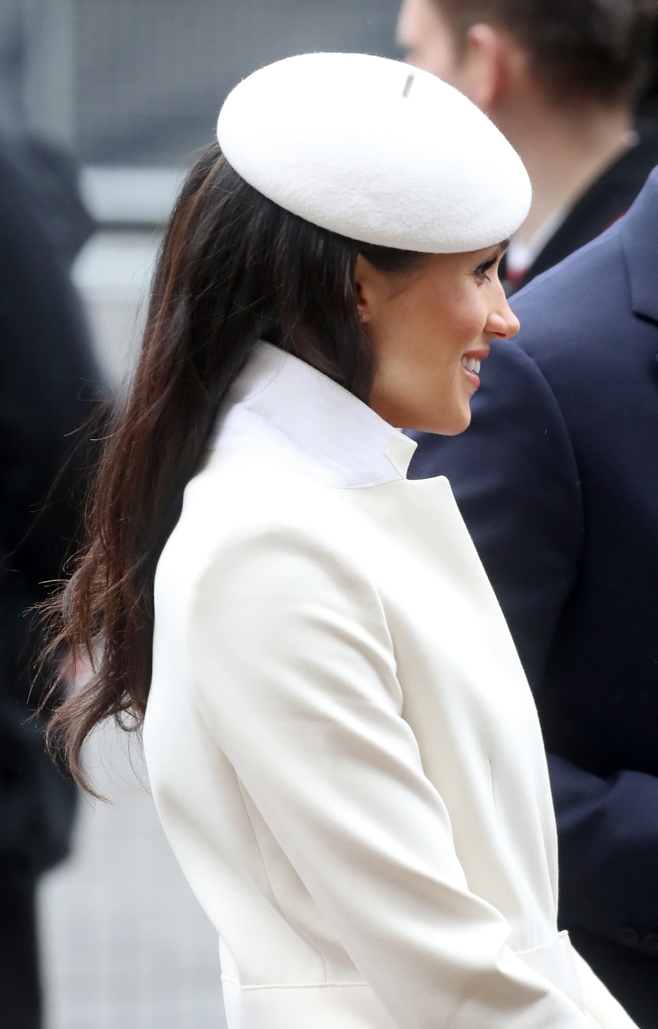 <b>12 de marzo, 2018</b>
<br>Como dicta la etiqueta, Meghan se cubrió la cabeza, para ello utilizó una boina blanca de fieltro de la marca Stephen Jones. Este look es con el que la nueva duquesa quedó retratada en su 
<b><a href="https://www.univision.com/estilo-de-vida/bodas/lo-que-esconden-los-perfiles-perfectos-de-kate-y-meghan-en-la-web-de-la-familia-real">perfil oficial del Palacio</a></b>.