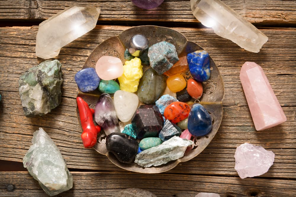 Así que comencemos con elementos que pueden tomar como amuletos de protección, comenzando con las piedras y cristales. Muchos cristales claros les servirán de perfecto amuleto a un Virgo porque reflejan sus virtudes y defectos y a la vez les llenan de una energía renovada y sanadora.