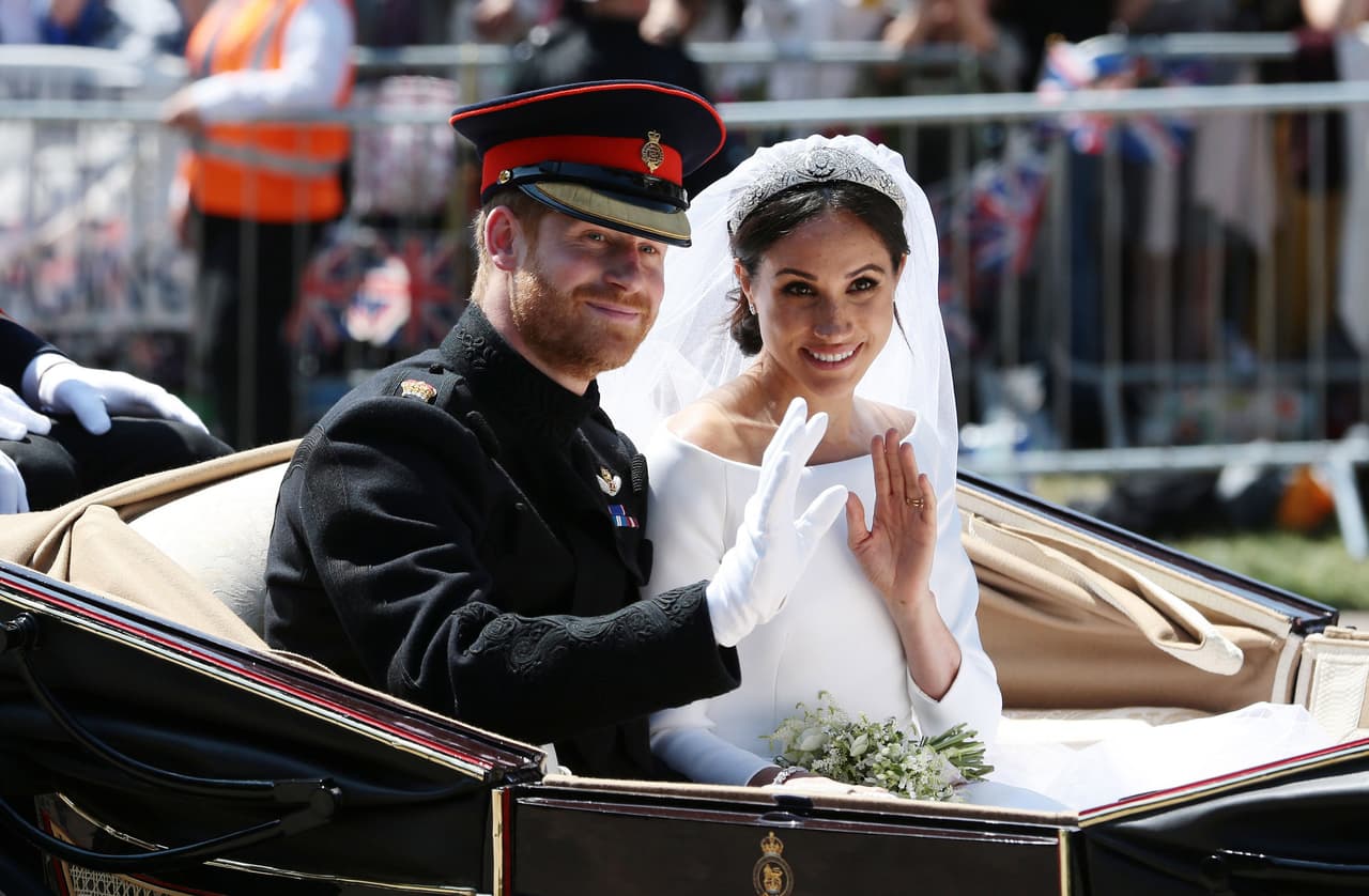 Su historia sin duda trae a la mente una saga parecida: la de Meghan Markle y el príncipe Harry, quienes ahora viven en California tras dejar el Reino Unido.